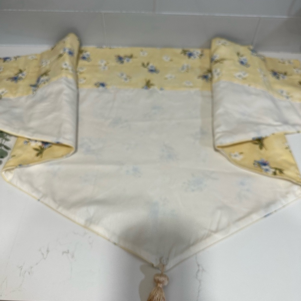 Waverly Triangle Valance with Tassel 52" X 23" 100% Cotton Blue Yellow Floral - Picture 3 of 5
